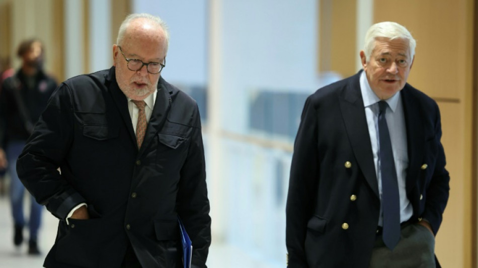 Au proc&egrave;s du RN, la d&eacute;fense d&eacute;cal&eacute;e de Bruno Gollnisch