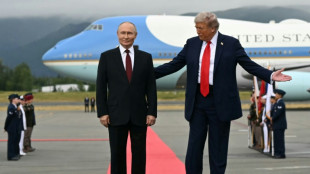 Putin volta à cena diplomática no tapete vermelho de Trump