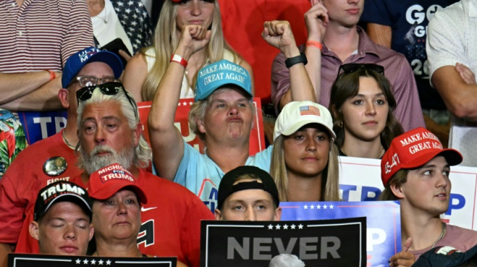 En meeting, les partisans de Trump persuad&eacute;s de sa protection divine