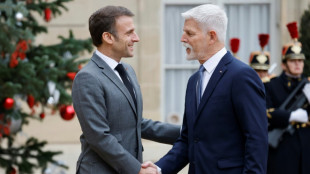 A Prague, Macron doit pr&eacute;ciser sa position sur l'Ukraine et les munitions