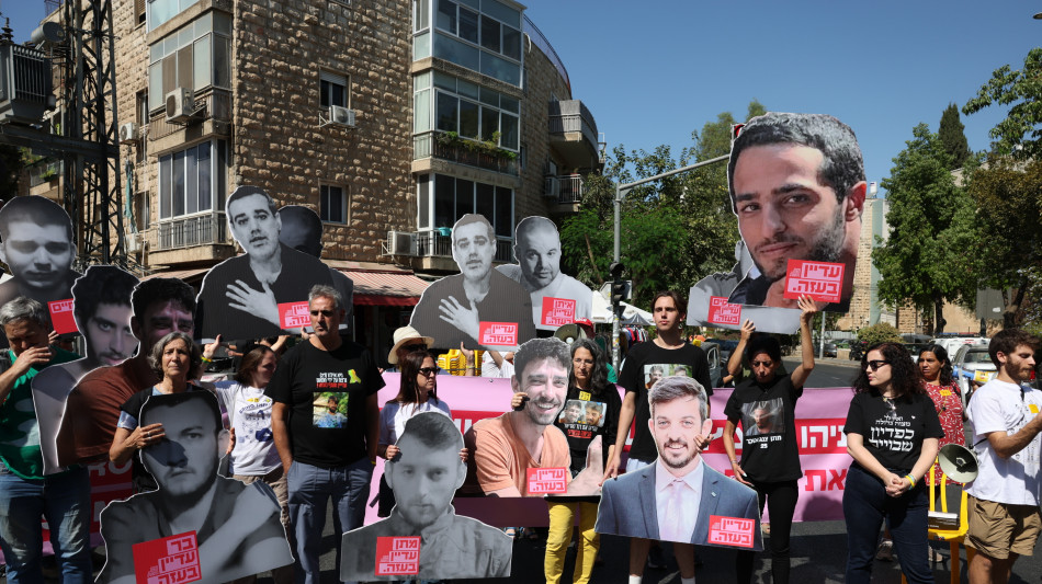 Famiglie ostaggi 'terrorizzate' dichiarano stato emergenza