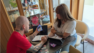 Pflege f&uuml;r jedes Alter? Adam & Vanessa im kritischen Vergleich